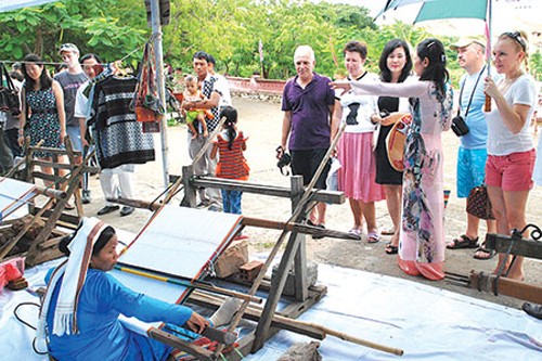 Hausse du nombre de touristes étrangers au Vietnam - ảnh 1